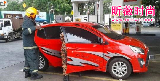 女子加油站打电话 下一幕骇人