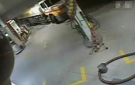 女子加油站打电话 下一幕骇人