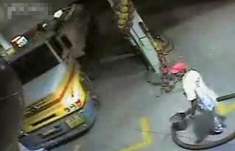 女子加油站打电话 下一幕骇人