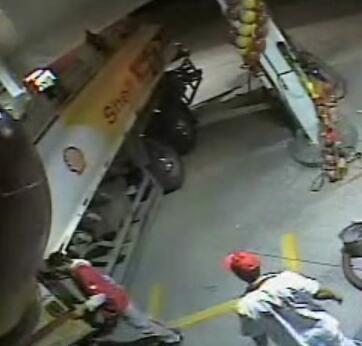 女子加油站打电话 下一幕骇人