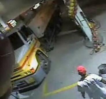 女子加油站打电话 下一幕骇人