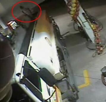 女子加油站打电话 下一幕骇人