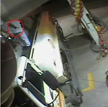 女子加油站打电话 下一幕骇人