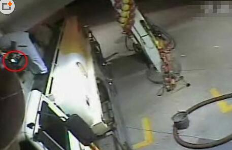 女子加油站打电话 下一幕骇人