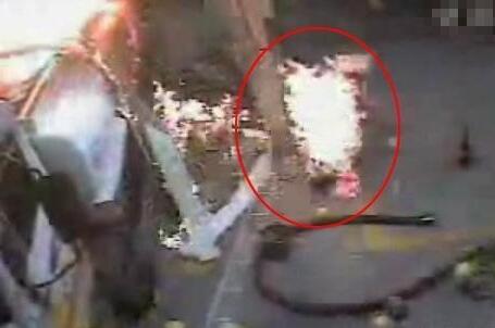 女子加油站打电话 下一幕骇人