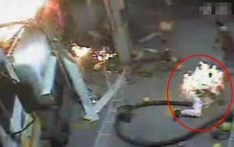 女子加油站打电话 下一幕骇人