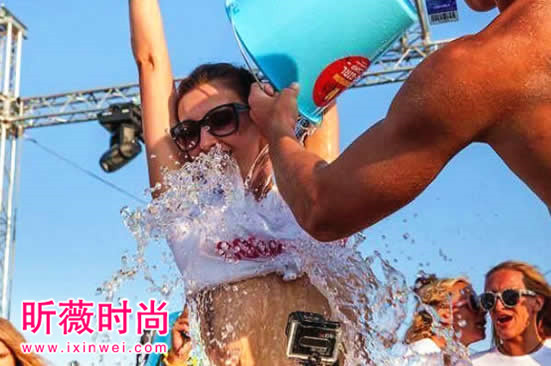 波兰的这一天,男孩们可以尽情泼湿街上的女孩(图) 波兰的这一天,男孩们可以尽情泼湿街上的女孩(图)