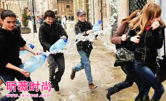 波兰的这一天,男孩们可以尽情泼湿街上的女孩(图) 波兰的这一天,男孩们可以尽情泼湿街上的女孩(图)