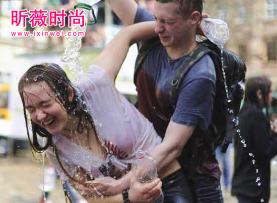 波兰的这一天,男孩们可以尽情泼湿街上的女孩(图) 波兰的这一天,男孩们可以尽情泼湿街上的女孩(图)