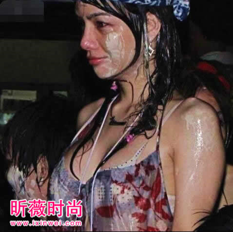 波兰的这一天,男孩们可以尽情泼湿街上的女孩(图) 波兰的这一天,男孩们可以尽情泼湿街上的女孩(图)