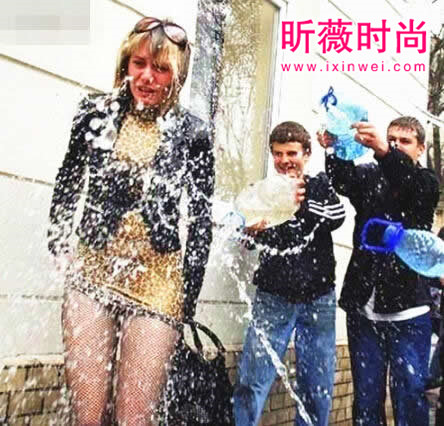 波兰的这一天,男孩们可以尽情泼湿街上的女孩(图) 波兰的这一天,男孩们可以尽情泼湿街上的女孩(图)