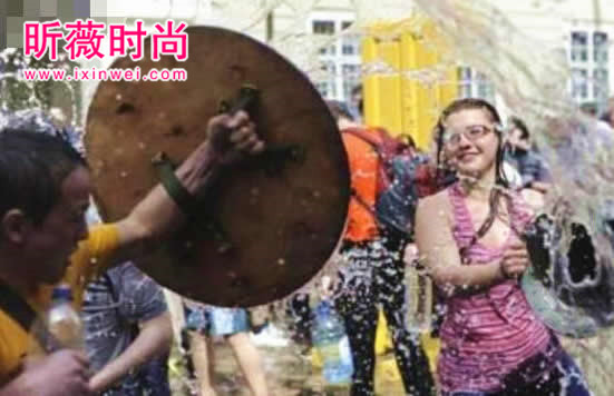 波兰的这一天,男孩们可以尽情泼湿街上的女孩(图) 波兰的这一天,男孩们可以尽情泼湿街上的女孩(图)