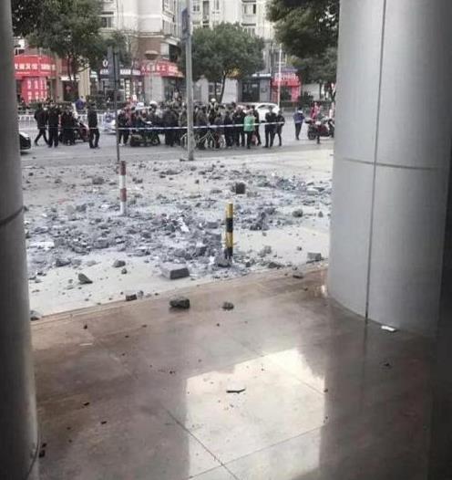 坠落水泥块砸女子:飞来横祸责任由谁来担 坠落水泥块砸女子:飞来横祸责任由谁来担