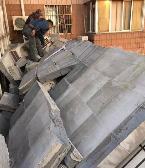 坠落水泥块砸女子:飞来横祸责任由谁来担 坠落水泥块砸女子:飞来横祸责任由谁来担