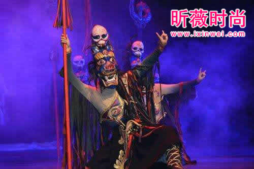 男子深夜跳驱邪舞:手持宝剑罪念咒语太吓人 男子深夜跳驱邪舞:手持宝剑罪念咒语太吓人