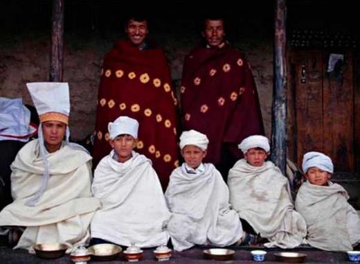 揭尼泊尔一妻多夫的奇葩生活：为每个人生孩子