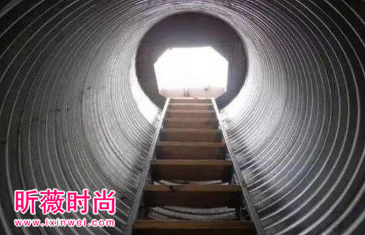 男子发现下水道口走进后惊呆了