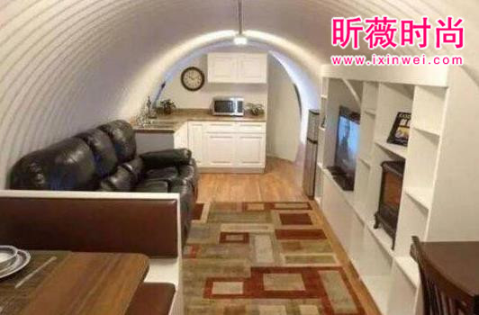 男子发现下水道口走进后惊呆了