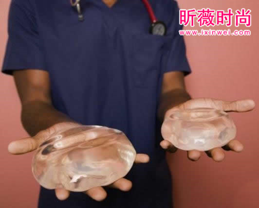 美国最新流行的吸血鬼隆乳:手术方式让人毛毛的 美国最新流行的吸血鬼隆乳:手术方式让人毛毛的