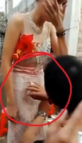 奇葩民族风俗：新娘娶进门前先让客人检验新娘身体