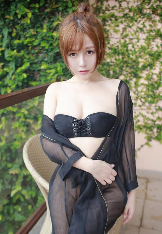 性感美女整形归来女神范依旧