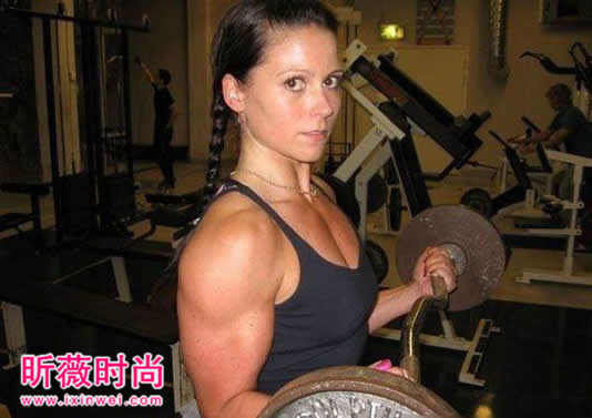 无上衣女子健美肌肉：女士健身健美照比男人强