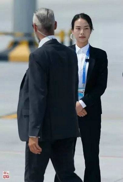 90后美女保镖走红 长相甜美身材傲人 90后美女保镖走红 长相甜美身材傲人