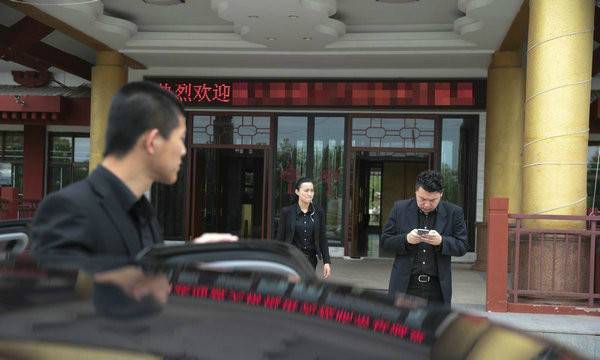 90后美女保镖走红 长相甜美身材傲人 90后美女保镖走红 长相甜美身材傲人