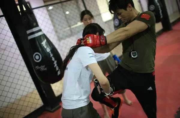 90后美女保镖走红 长相甜美身材傲人 90后美女保镖走红 长相甜美身材傲人