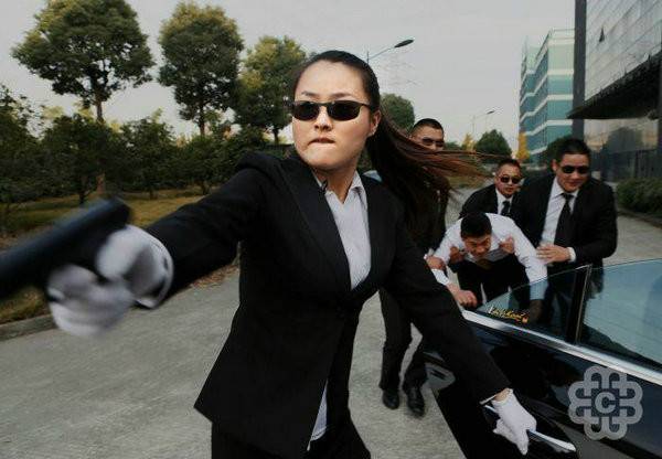 90后美女保镖走红 长相甜美身材傲人 90后美女保镖走红 长相甜美身材傲人