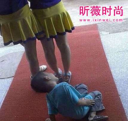 熊孩子欺负你姐干啥