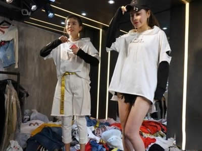 脱衣也是工作月入可达2万元（图）