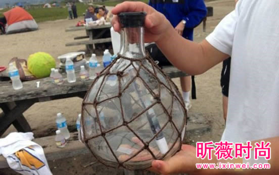男子捡到一漂流瓶,打开后心都化了(图) 男子捡到一漂流瓶,打开后心都化了(图)