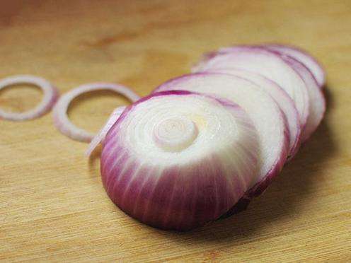 洋葱放入耳朵一夜奇迹出现了(图) 洋葱放入耳朵一夜奇迹出现了(图)