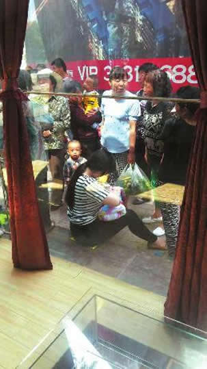 女子街头哺乳弃婴：母爱泛滥被称最美妈妈