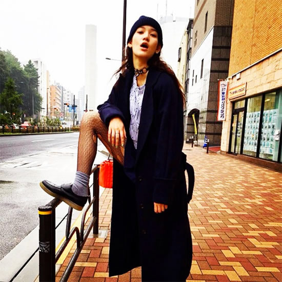复古性感简单穿搭：时尚达人教你重复穿搭术
