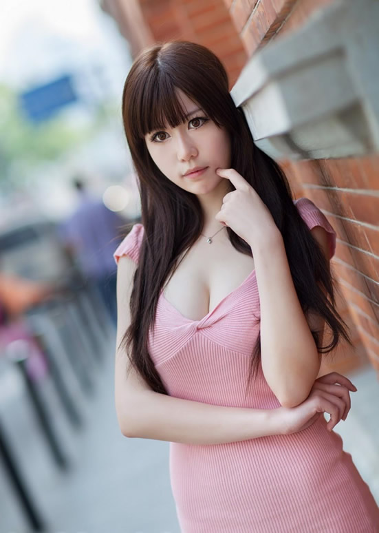 粉色短裙街拍身材超赞：街拍粉色短裙美女