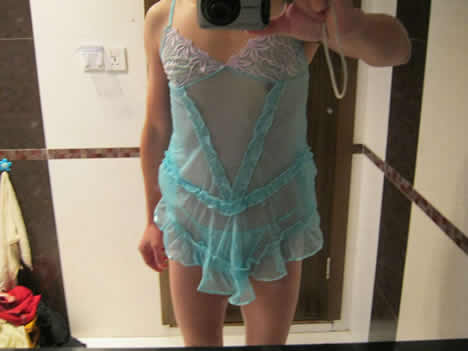 易装癖男穿女式连衣裙：洁癖小伙蕾丝女装玩自拍