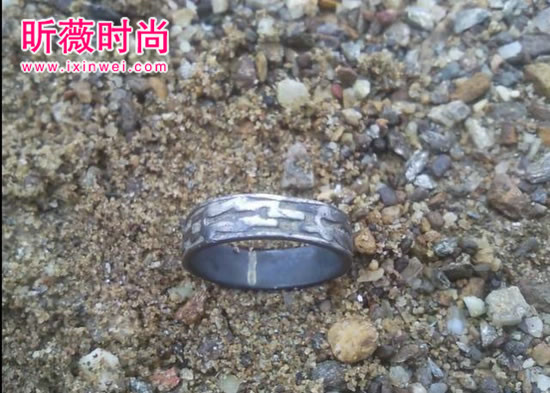 男子捡到一戒指 鉴定后乐坏了(图) 男子捡到一戒指 鉴定后乐坏了(图)
