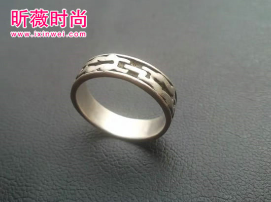 男子捡到一戒指 鉴定后乐坏了(图) 男子捡到一戒指 鉴定后乐坏了(图)