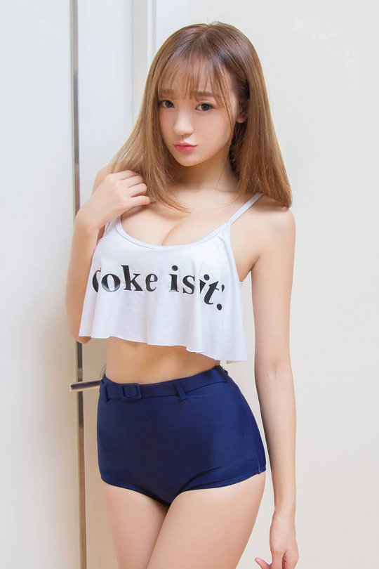 清新邻家小妹滑肩小吊带 酥胸微露惹人醉