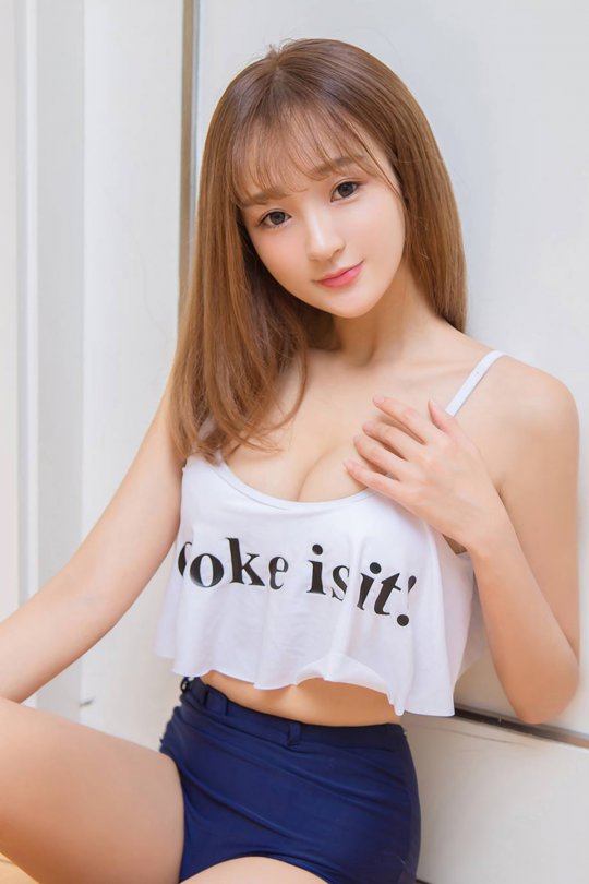 清新邻家小妹滑肩小吊带 酥胸微露惹人醉