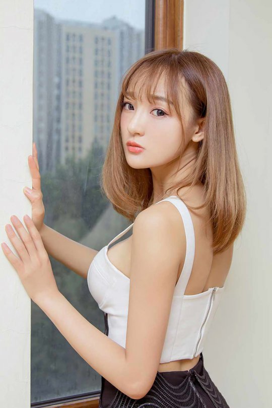 清新邻家小妹滑肩小吊带 酥胸微露惹人醉