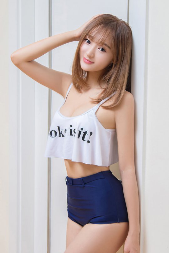 清新邻家小妹滑肩小吊带 酥胸微露惹人醉