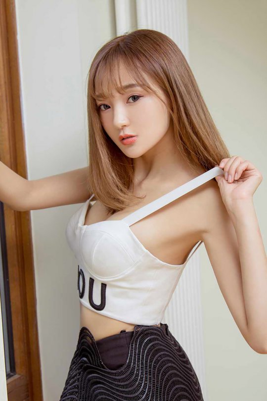 清新邻家小妹滑肩小吊带 酥胸微露惹人醉