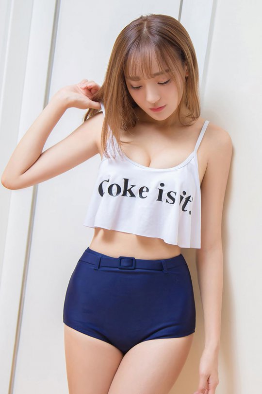 清新邻家小妹滑肩小吊带 酥胸微露惹人醉