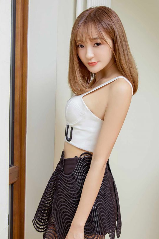 清新邻家小妹滑肩小吊带 酥胸微露惹人醉