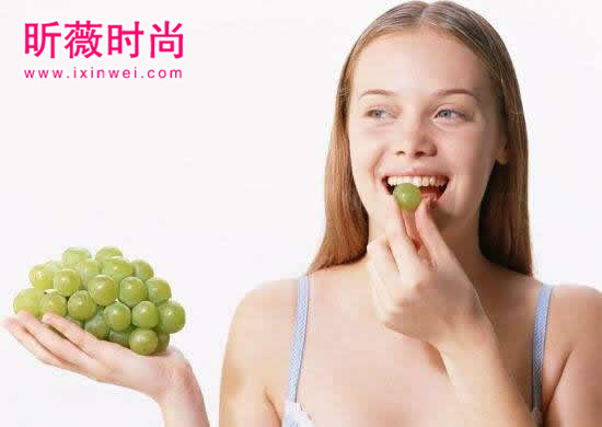 19岁少女掀开裙子一幕:看到这画面后众人惊呆 19岁少女掀开裙子一幕:看到这画面后众人惊呆