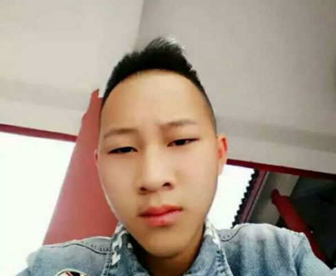 男子脑型击败全国：自拍了一年发型火了很开心