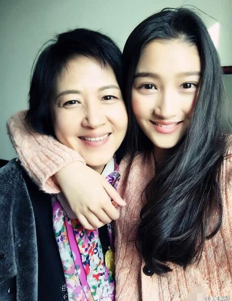 关晓彤真实身家曝光：关晓彤是谁的女儿 父母干啥的